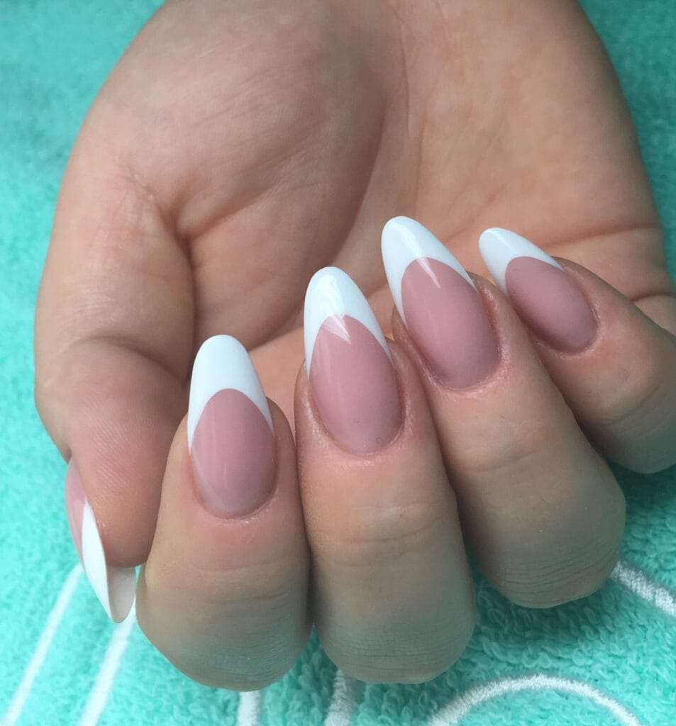 Klasyczny french manicure na migdałowym kształcie paznokci - stylizacja Natalii Kondraciuk