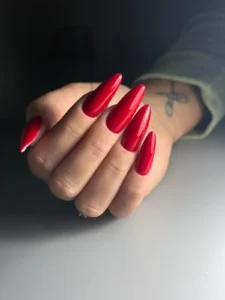 Jak ściągnąć lakier hybrydowy z paznokci