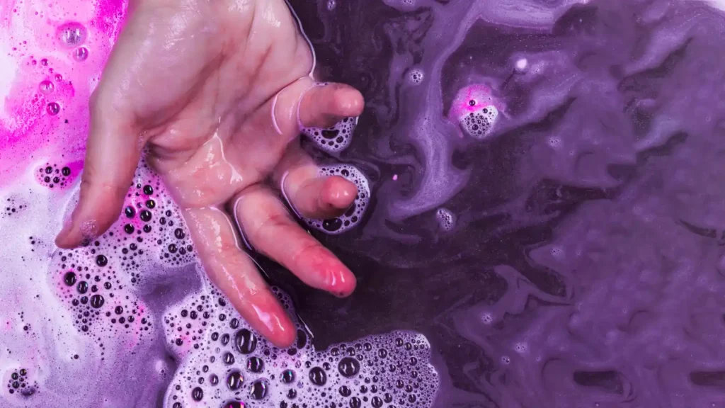 Bubble nails, czyli paznokcie zdobione pianą, jak je zrobić.