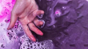 Bubble nails, czyli paznokcie zdobione pianą, jak je zrobić.